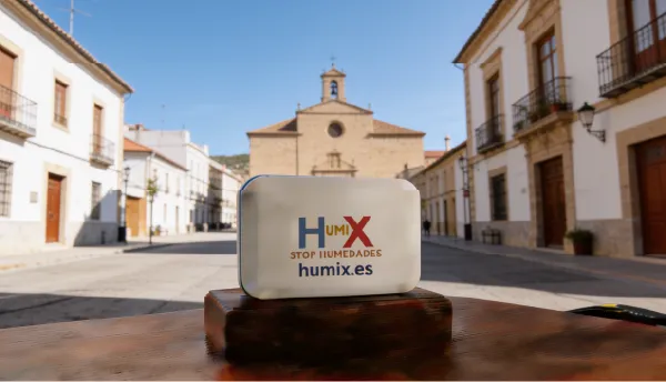 Sistema HUMIX instalado en la pared de una vivienda en Rocafort